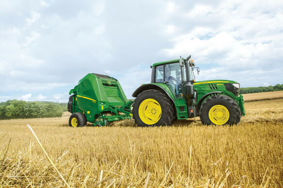 Рулонный пресс-подборщик John Deere с камерой прессования изменяемого объема V451G