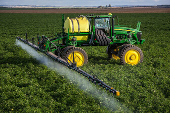 Самоходный опрыскиватель John Deere M4040