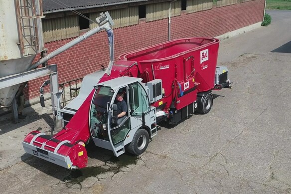 Кормосмеситель самоходный BvL V-MIX-Drive Maximus Giant 2S